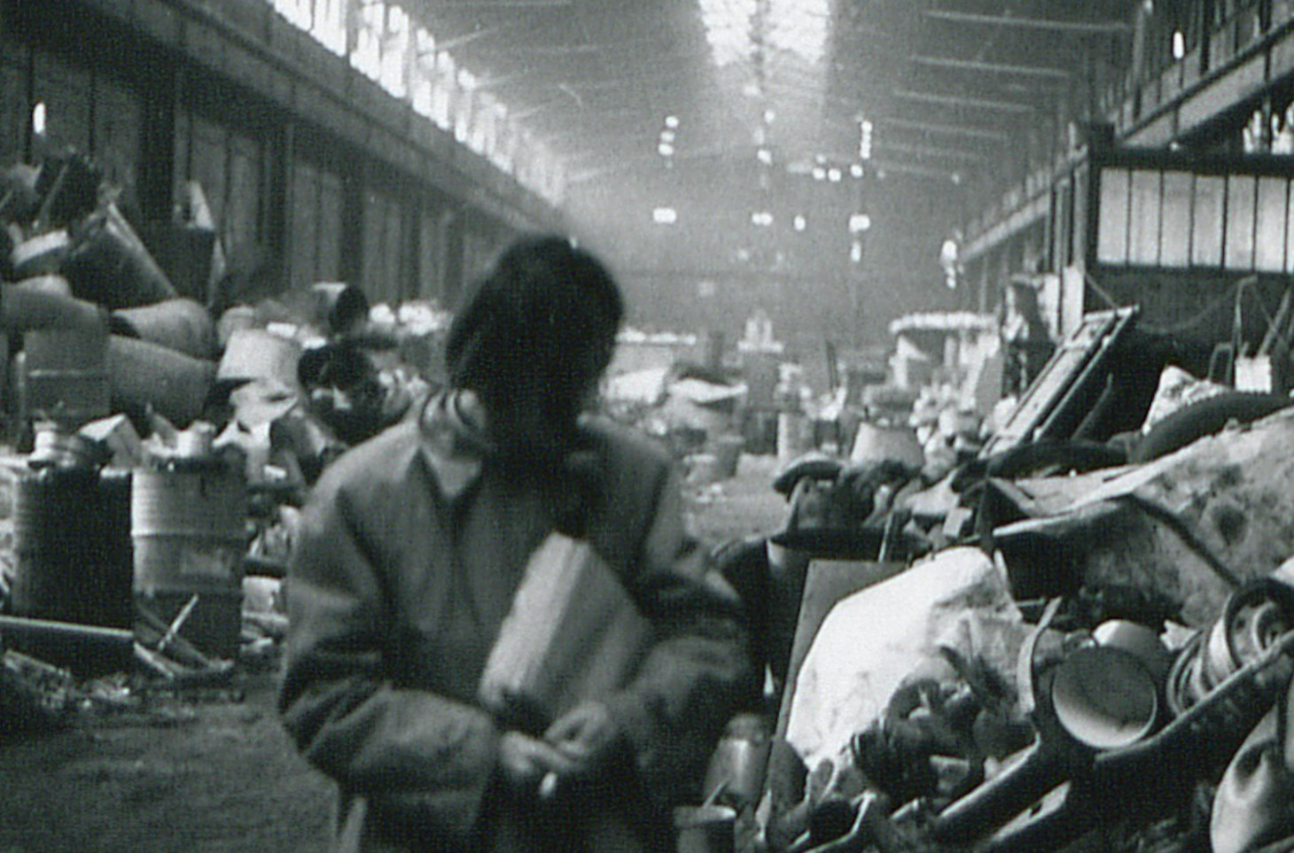 Photo en N&B d'une personne dans un hangar