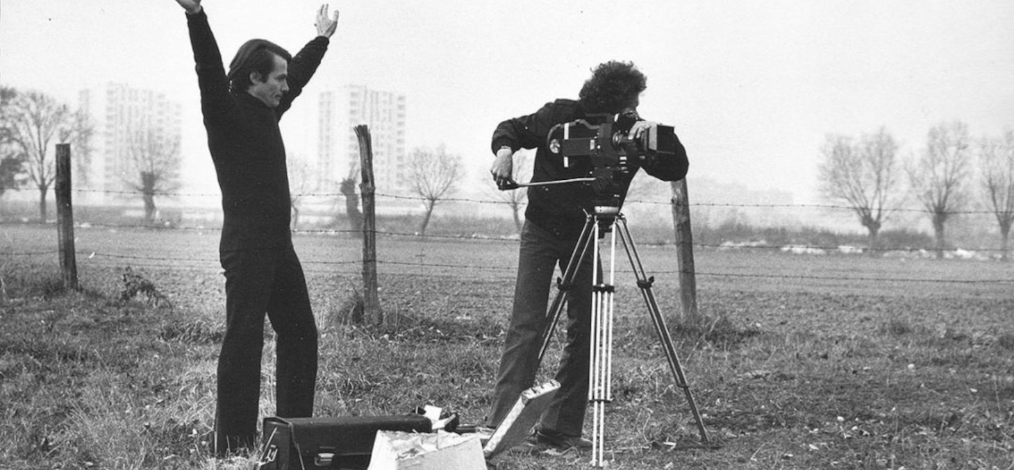 Photo en noir & blanc d'un cameraman en train de filmer 
