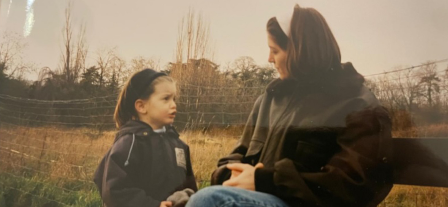 Une mère assise sur un banc regarde sa petite fille