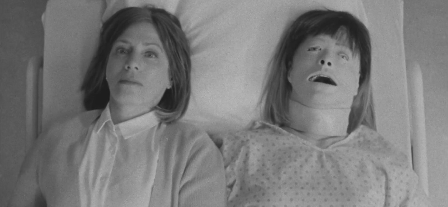 Une personne et un mannequin allongées sur un lit d'hôpital