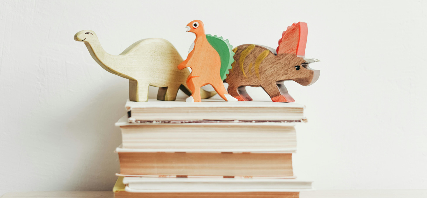 Animaux en bois sur une pile de livres